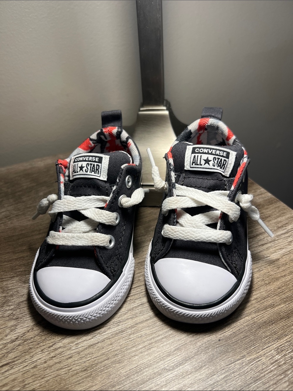 Converse Kids Black Low-Top Sneakers with Red Trim ——(stock 01)